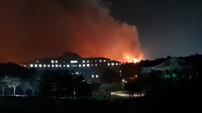 경동대를 덮칠 기세로 매섭게 타오르는 고성 산불. 사진=경동대 이만식 교수
