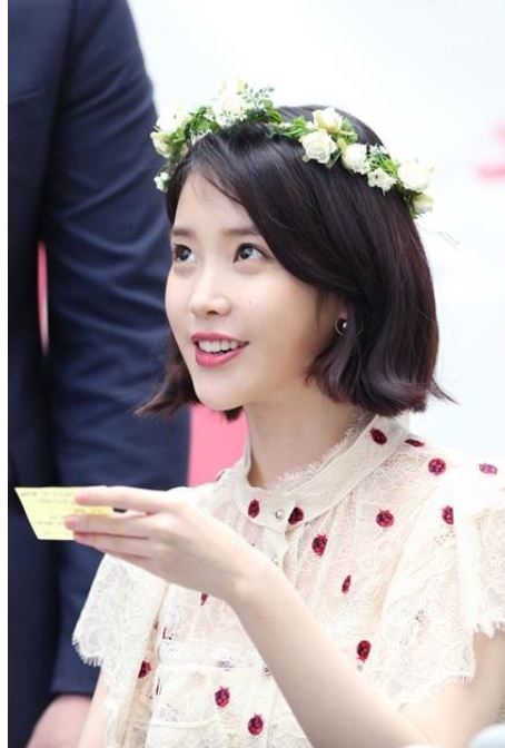 가수 겸 배우 아이유가 산불피해 이재민들을 위해 1억원을 기부했다. 사진=VLIVE