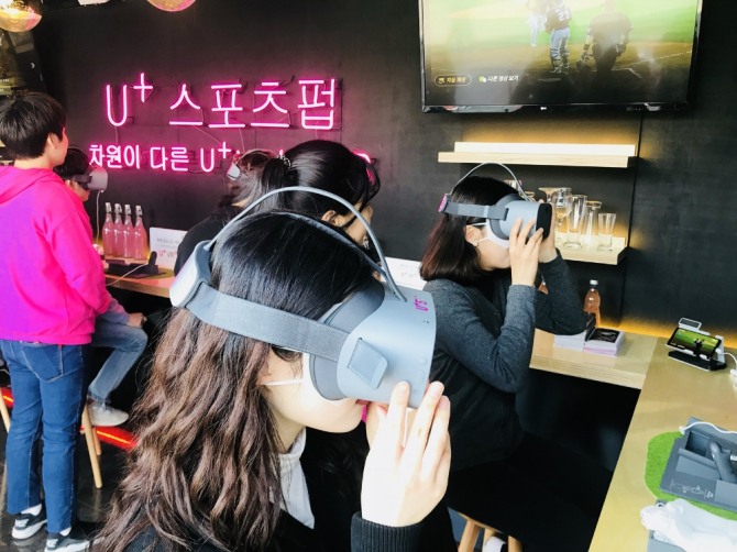 방문객들이 LG트윈스 VR 치어리딩 영상을 체험하고 있다. (사진=LG유플러스)