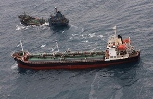 북한 깃발을 단 유조선 샛별호가 공해상에서 불법 환적을 하다 영국 호위함 몬트로스함에 적발됐다. 사진=영국 국방부