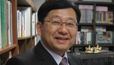 호사카 유지는 일본인이다. 일본어로는 保坂祐二로 쓴다. 현재 세종대학교 교수로 독도종합연구소 소장을 맡고있다. 일본 도쿄대 금속공학과에서 학사 학위를 받은 이후 대한민국 고려대학교 대학원 정치외교학과를 정치학 석사 및 박사학위를 취득했다.