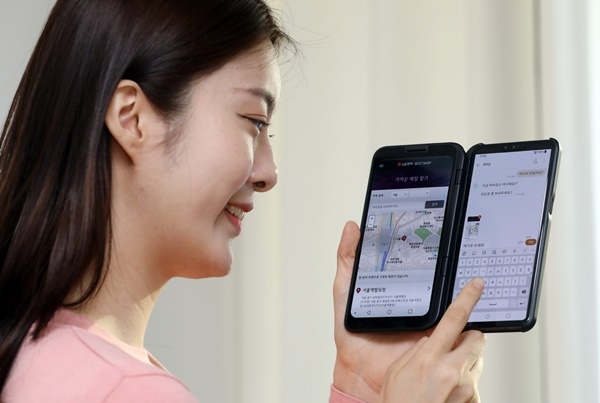 LG전자 모델이 오는 19일 출시될 LG V50 듀얼스크린을 이용한 멀티태스킹 기능을 선보이고 있다.(사진=LG전자)