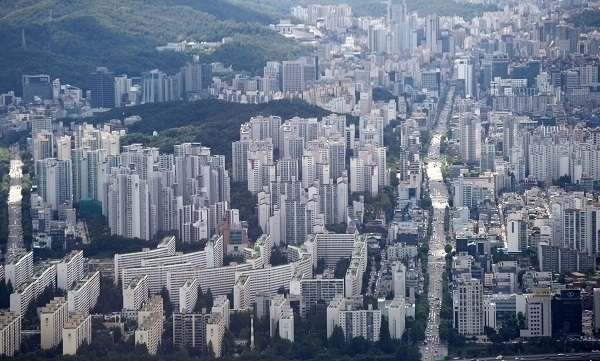 KDI 설문조사에 따르면 부동산 전문가 59%는 1년 뒤 서울 집값이 떨어질 것으로, 73%는 1년 뒤 비수도권 짒값이 떨어질 것으로 예상했다.  