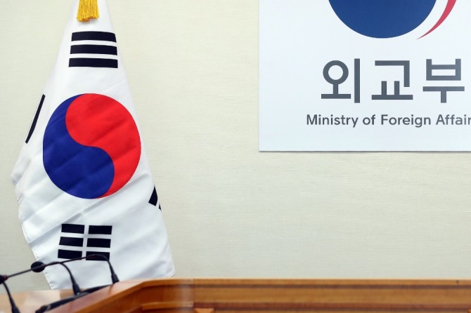4일 한-스페인 전략대화가 열린 서울 종로구 정부서울청사 별관 외교부 양자 회의실에 태극기가 구겨져 있다. (사진=뉴시스)