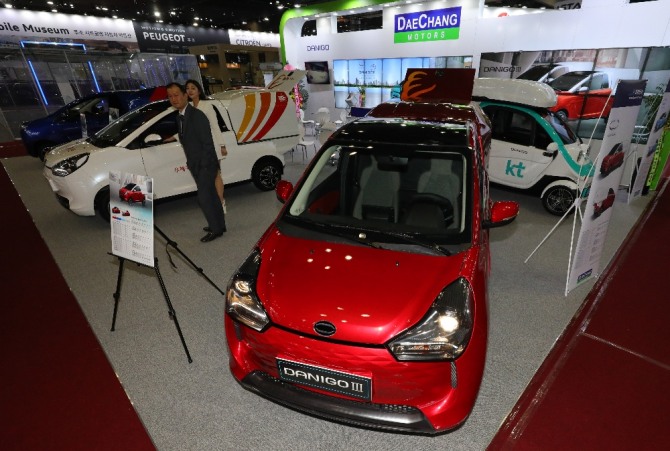  자동차 강국인 독일이 전기차의 핵심인 배터리산업 육성에 나섰다. 사진은 최근 폐막된 서울국제모터쇼에 선보인 전기차들.