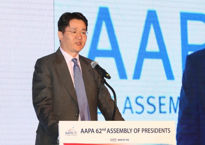 조원태 대한항공 사장이 지난해 10월 제주시 이도1동 KAL호텔에서 열린 아시아태평양항공사협회(Association of Asia Pacific Airlines, AAPA) 제62차 사장단 회의(Assembly of Presidents, AP)에서 환영사를 낭독하고 있다. 사진=뉴시스
