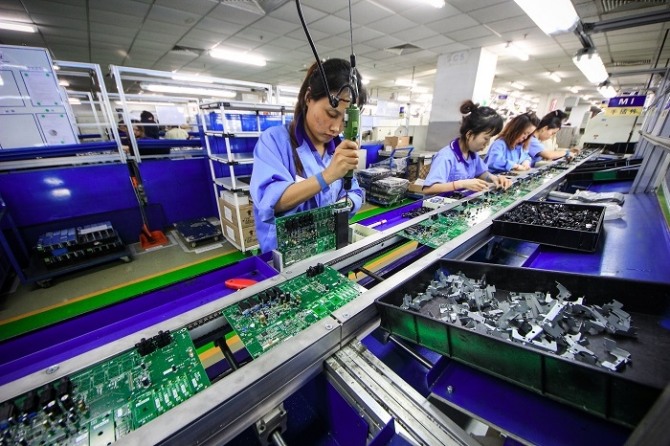 중국 여성종업원들이 참단기술 제조공장에서 제품을 조립하고 있는 모습. 
