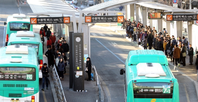 경기도 수원시 수원역 버스 정류장에서 시민들이 시내버스를 타는 모습. 사진=뉴시스 