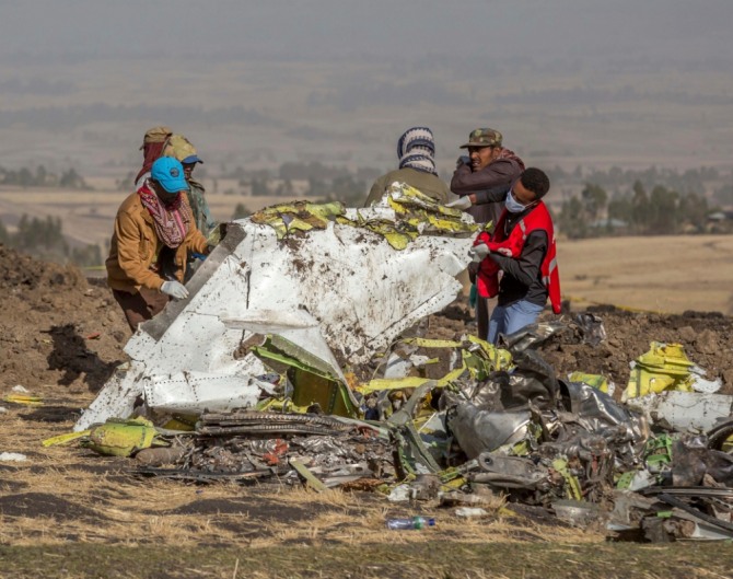 지난달 11일(현지 시간) 에티오피아 수도 아디스아바바 남동쪽 60km가량 떨어진 비쇼프투 마을 항공기 추락 현장에서 관계자들이 사고기 잔해를 조사하고 있다. 사진=뉴시스