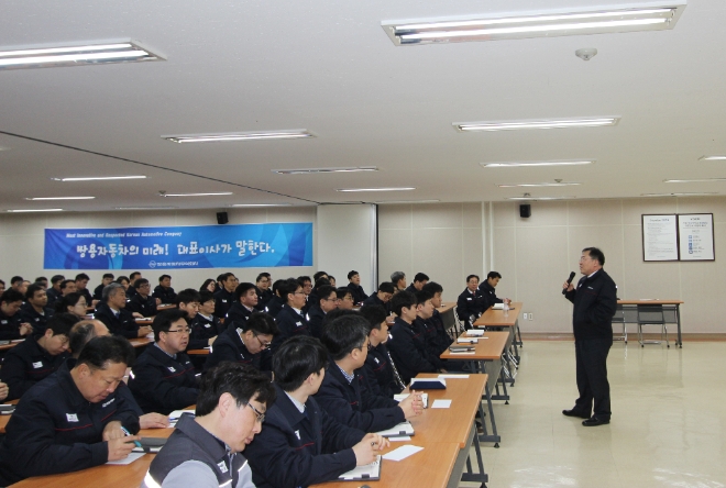 예병태 신임 사장이 지난 3일 오전 쌍용자동차 평택공장 생산본부2교육장에서 열린 차과장급 직원들과의 CEO 간담회에서 인사말을 건네고 있다.