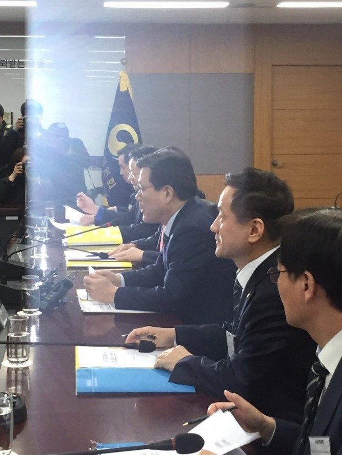 최종구 금융위원장(가운데)이 9일 서울 정부 청사에서 카드사 CEO간담회에서 모두 발언을 하고 있다. (사진=글로벌이코노믹)