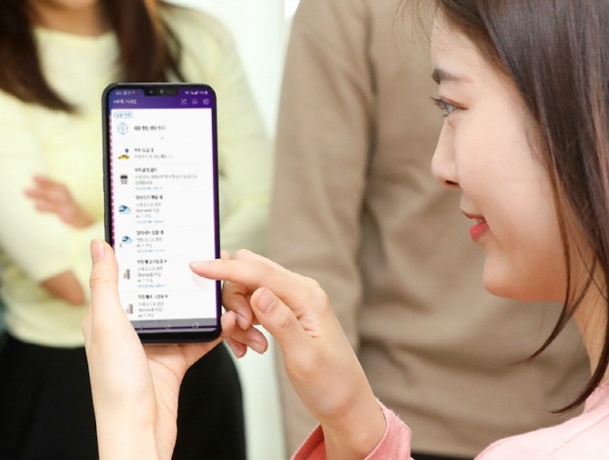 LG전자가 오는 19일 출시키로 했던 첫 5G 스마트폰 LG V50 씽큐출시 연기를 검토중이라고 15일 확인했다. 최근 5G기지국 미비로 인한 통신망 불안정으로 고객들의 5G통신품질 불만이 증가함에 따른 조치로 해석된다. (사진=LG전자)