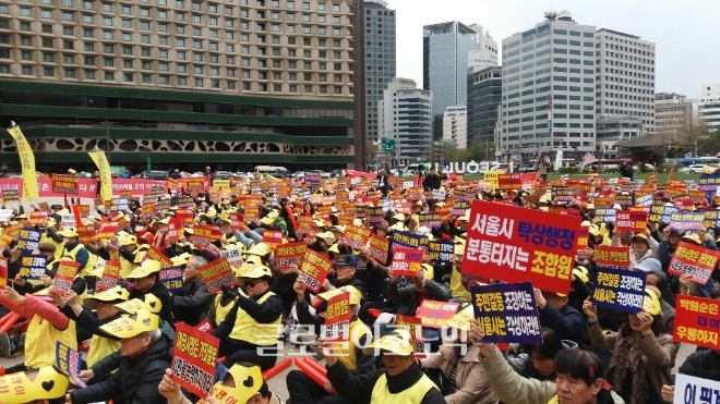 9일 서울시청 앞 광장에서 잠실5단지 재건축조합원 1000여명이 박원순 시장에게 재건축 승인을 촉구하는 손팻말을 들어보이며 구호를 외치고 있다. 사진=유명현 기자