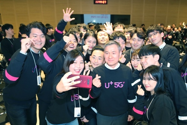 하현회  LG유플러스 부회장이 부임 후 첫 신입사원 간담회를 가졌다. 앞으로도 신입 입사자들과 소통하는 자리를 정기적으로 마련해 회사 비전을 공유하고 조직 내 성장에 대한 생각을 나누는 경영을 지속해 나갈 계획이다.(사진=LG유플러스)