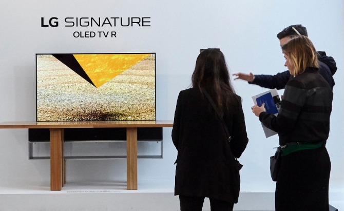 관람객들이 'LG 시그니처' 전시관에서 세계최초 롤러블 올레드 TV 'LG 시그니처 올레드 TV' 등을 감상하고 있다. (사진=LG전자 제공)