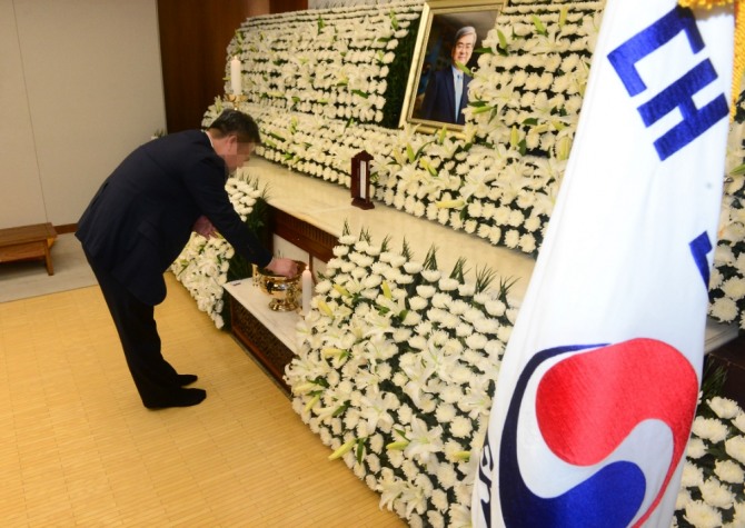 12일 오전 서울 서대문구 신촌 세브란스 병원 장례식장에 마련된 고 조양호 한진그룹 회장의 빈소에서 한 직원이 분향하고 있다. 사진=뉴시스