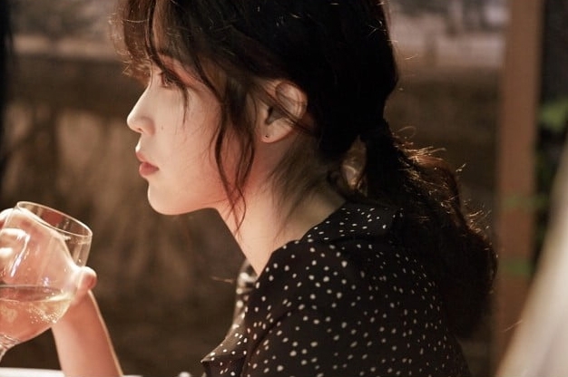 배우 이지은(아이유) 주연 영화 '페르소나'가 11일 공개됨에 따라 이경미 감독이 화제몰이를 하고 있다. 사진=스틸 컷