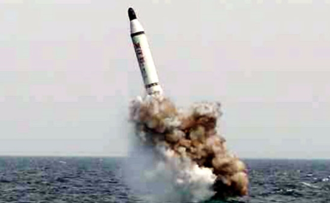 잠수함 발사 탄도미사일(SLBM)의 시험 모습.