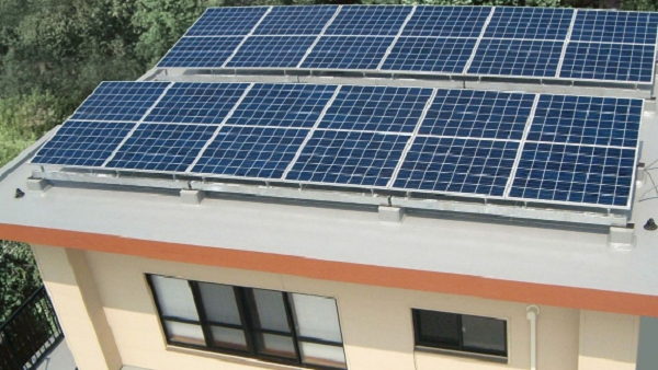 교세라의 태양광 패널이 설치된 주택 지붕.