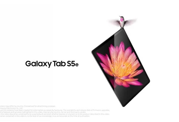 삼성전자는 TV광고에서 자사 갤럭시탭 S5e가 가볍다는 것을 강조하기 위해 벌새가 이 태블릿을 들고 있는 듯한 모습을 표현했다.(사진=삼성전자)