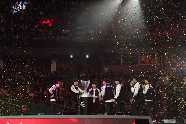 13일 밤 SK텔레콤 T1(이하 SK텔레콤)은 13일 2019 스무살우리 LoL 챔피언스 코리아(롤챔스코리아·LCK) 스프링 결승전에서 그리핀을 3대 0으로 꺾고 우승을 차지한 후 기쁨을 나누고 있다. (사진=최지웅 기자)