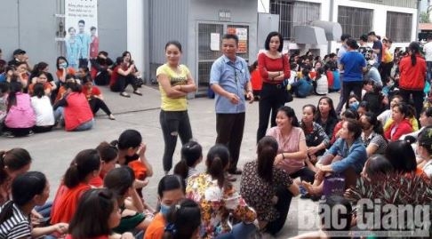 파업중인 비엣판퍼시픽 근로자들.사진=바오박장닷컴
