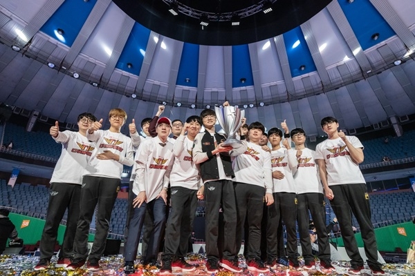 롤챔프코리아(LCK) 우승팀 SK텔레콤 T1이 롤챔스코리아(LCK)우승컵을 안고 기뻐하고 있다.(사진=라이엇)