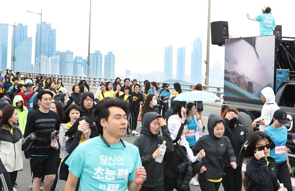 KT가 14일 부산에서 열린 10km달리기 대회에서 넥밴드를 이용해 실시간 SNS생중계를 할 수 있도록 하는등 부산지역에서 5G기술을 선보였다. (사진=KT)