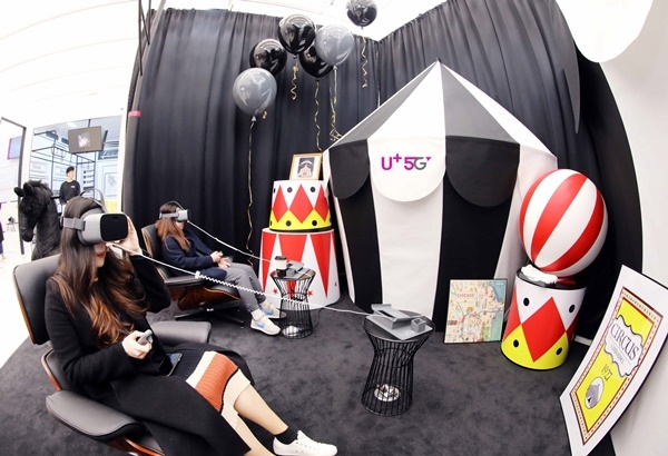 서비스 중에서는 경쟁사 대비 압도적인 콘텐츠 수와 화질의 VR, AR를 체험할 수 있는 만화방, 혼밥식당, 클럽 등 가장 많은 인기를 끌었다. 붐비는 시간에는 이들 서비스 체험을 위해 최고 20~30분씩 줄을 서서 대기하는 고객들도 볼 수 있었다.(사진=LG유플러스)