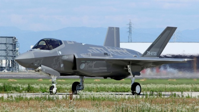 추락한 것과 같은 기종의 일본 공군자위대소속 F-35A 전투기.