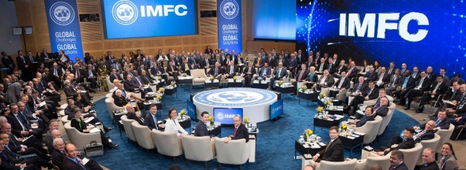 IMF의 189개 회원국의 주요 자문위원인 IMFC는 국제 통화와 금융 시스템 등의 문제에서 조언 및 권고를 실시하고 있다. 