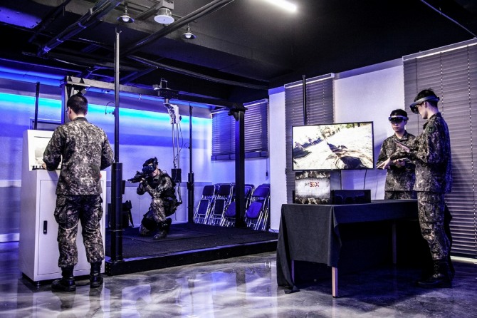 육사 생도가 VR 기기를 착용하고 가상공간에서 전술훈련을 받고 있다.