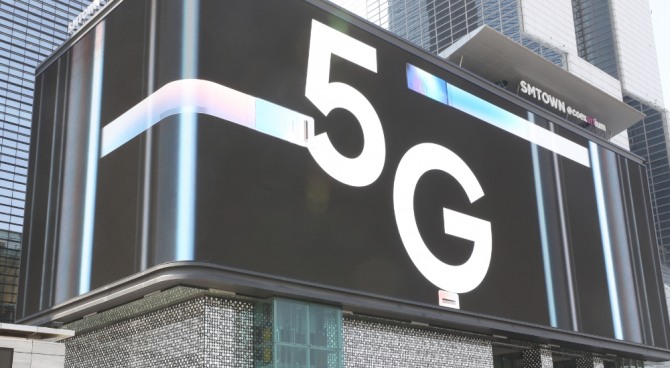 국내 이동통신 3사가 5세대 이동통신 '5G' 상용화 서비스를 세계 최초로 시작한 가운데 이달 4일 서울 강남구 SM타운 '케이팝 스퀘어'에 설치된 디지털 사이니지에 5G를 알리는 광고가 나오고 있다.  사진=뉴시스