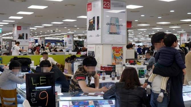 지난 13일 오후 서울 구로구 신도림 테크노마트 휴대폰 상가에서 고객들이 휴대폰 구매 상담을 받고 있다. (사진=최지웅 기자)
