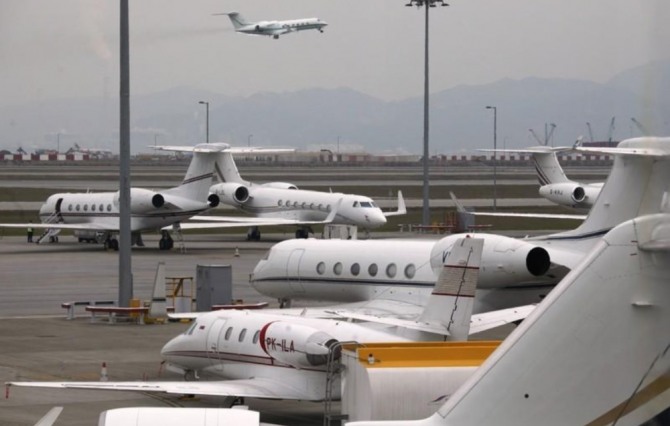 미국 100대 상장 기업 60%가 자사 총수의 개인적인 업무에 회사 소유의 항공기를 이용하는 것을 인정해 왔다는 사실이 드러났다. 사진은 홍콩 공항에 머물고 있는 비즈니스 제트기. 사진=로이터/뉴스1