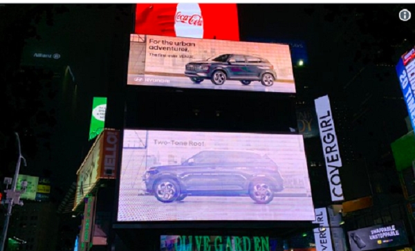 현대차 미니 SUV 베뉴가 미국 뉴욕 타임스퀘어 광장 광고판에 등장한 모습. 
