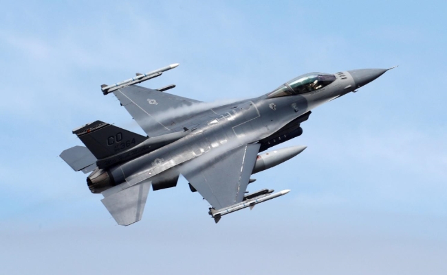 비행하는 F-16전투기.