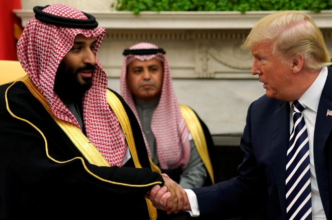 모하메드 빈 살만 사우디아라비아 왕세자(왼쪽)와 도널드 트럼프 미국 대통령이 백악관에서 악수하고 있다. 사진=로이터 