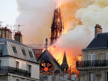 불타고 있는 프랑스 파리 노트르담 대성당(사진=뉴시스)