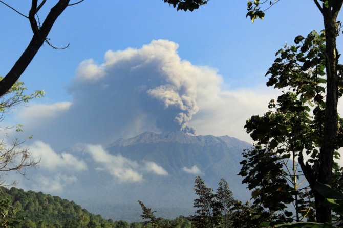 백두산 화산폭발에 대한 경계가 나오고 있는 가운데 일본 아소산(阿蘇山)이 폭발 분화했다. 