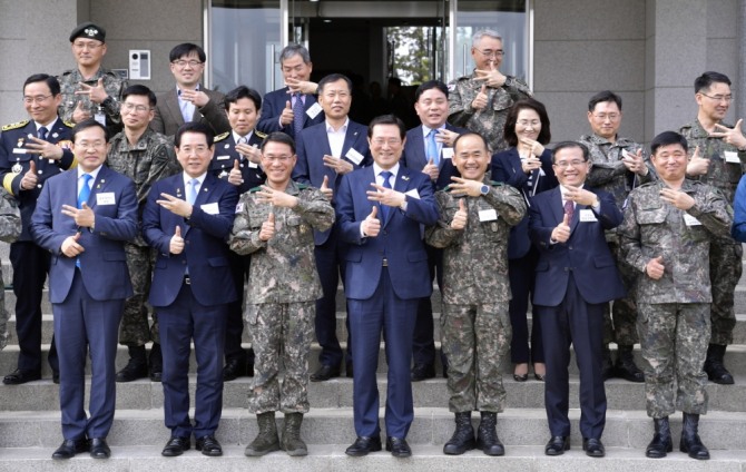 이용섭 광주광역시장이 지난 16일 오후 북구 제31보병사단에서 열린 '드론봇 전투체계 운용 시연회'에 참석해 행사를 마친 뒤 김영록 전남도지사, 황인원 2작전사령관 등 내빈들과 기념촬영을 하고 있다. 앞줄 왼쪽부터 김동찬 광주시의회 의장, 김영록 전남도지사, 황인원 2작전사령관, 이용섭 광주시장, 소영민 제31보병사단장. /광주광역시=제공