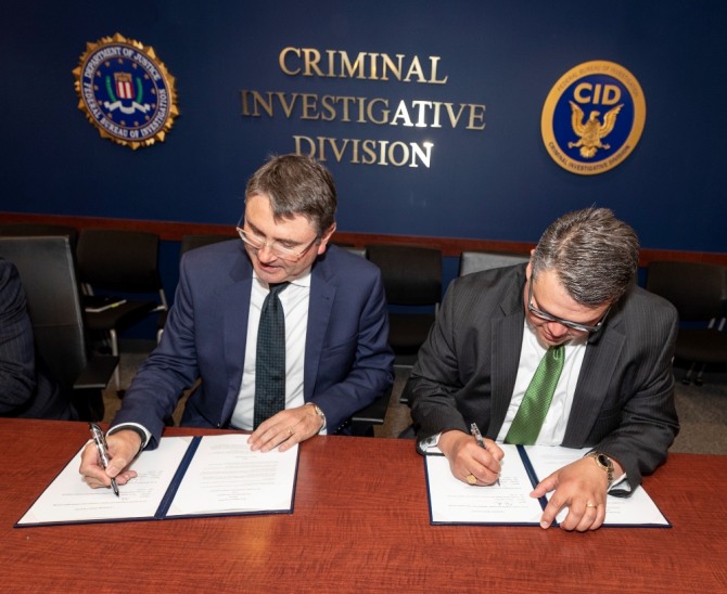 호주 ACCC, 美 FBI와 정보공유 협력 각서(MOC)를 체결했다. 마르쿠스 베찌(Marcus Bezzi) ACCC 사무총장(왼쪽)과 FBI 범죄수사국 존 지메네즈(John Jimenez) 과장(오른쪽)이 서명했다. 자료=ACCC
