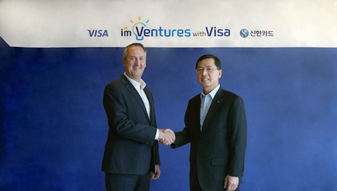 임영진 신한카드 사장(오른쪽)과 크리스 클락(Chris Clark) Visa Asia Pacific 총괄대표가 17일 아임 벤처스 위드 비자(I'm Ventures with Visa)’라는 스타트업 지원 프로그램을 공동 운영키로 합의하고 악수하고 있다. (사진=신한카드)