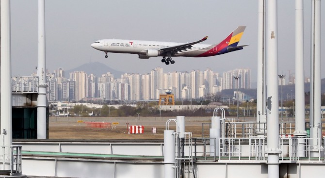 지난 16일 오후 인천국제공항에 아시아나 항공 여객기가 착륙하고 있다. 사진=뉴시스