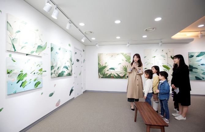 SK텔레콤은 17일 Tworld 인천지점을 '청년갤러리'로 새롭게 단장하고 유지희 작가와 지역 어린이들이 함께하는 개관 행사를 개최했다