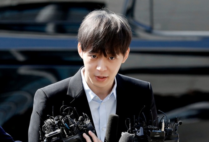 필로폰 투약 의혹을 받고 있는 가수 겸 배우 박유천 씨가 17일 경기도 수원시 경기남부지방경찰청에 피의자 신분으로 출석했다./사진=뉴시스