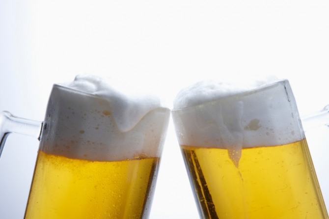 [글로벌-Biz 24] 세계 최대 맥주 거인 AB인베브와 하이네켄의 '맛 특허' 결투 - 뉴스 썸네일 이미지