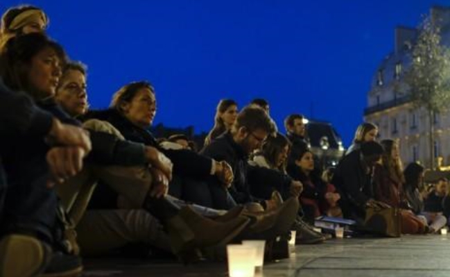 파리시청 앞 광장에서 노트르담 대성당 재건을 위한 시민행사가 열렸다.