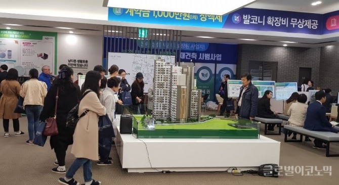 19일 경기도 부천시 원종동에 문을 연 대우산업개발의 '이안 더 부천' 견본주택을 찾은 방문객들이 아파트 모형을 살펴보고 있다. 사진=유명현 기자