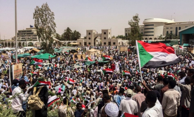 수단 시민들이 잠정 군사평의회에 반대하는 시위를 벌이고 있다.